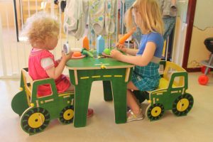 Kinderopvang Bambaloe Groningen Zuid - binnen spelen aan tafel